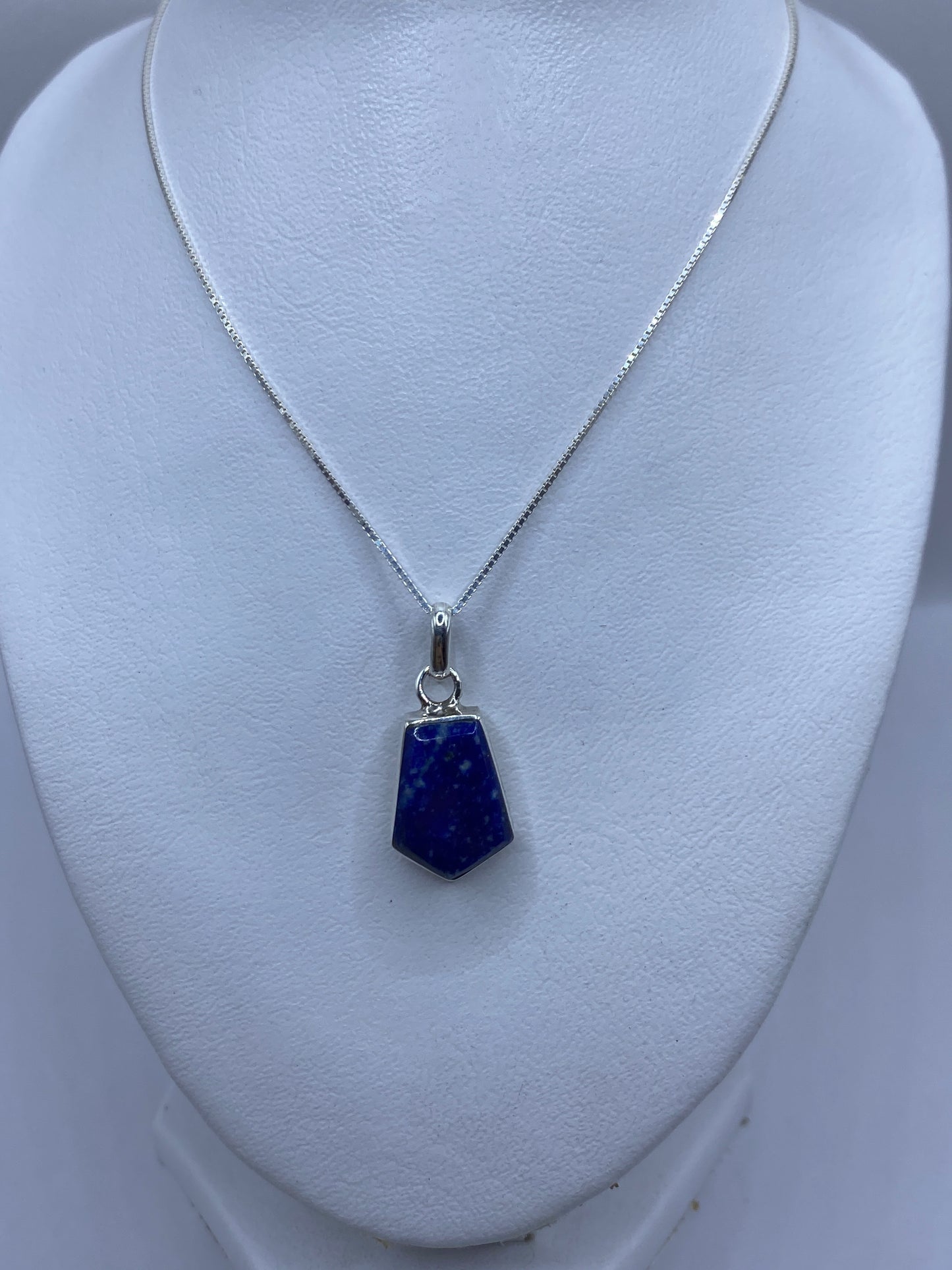 Detalle del engaste de piedra azul en el dije de plata Taxco