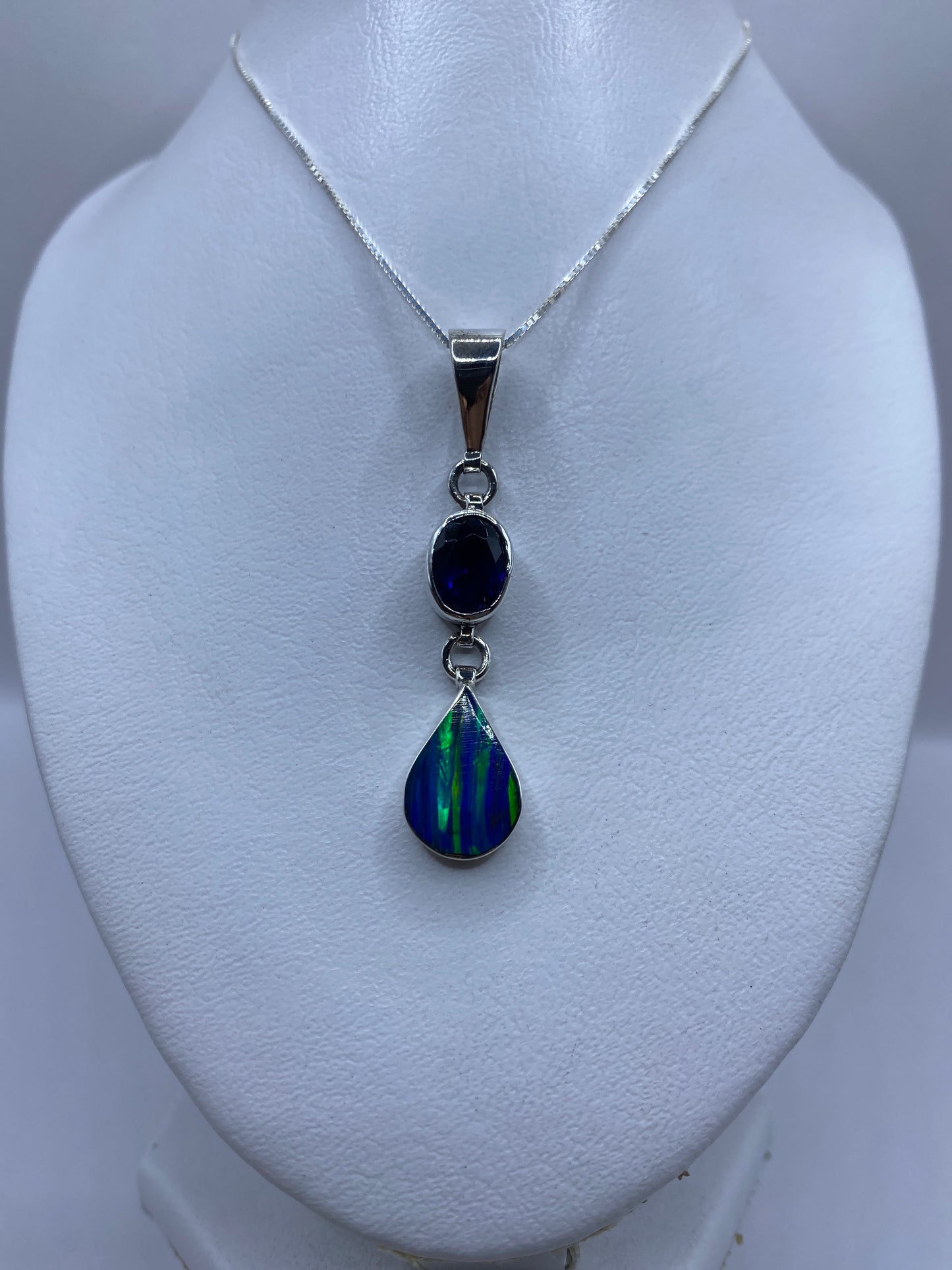 Ópalo de fuego azul engastado en plata .950, vista frontal