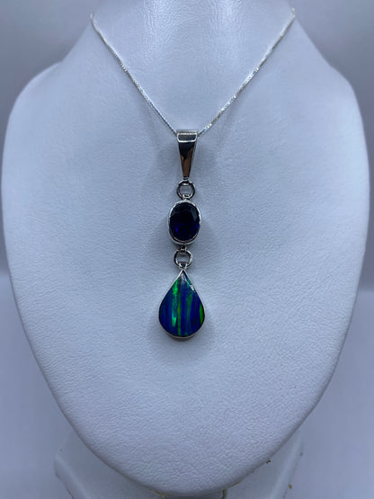 Ópalo de fuego azul engastado en plata .950, vista frontal