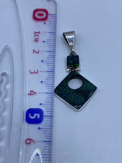 Reverso del dije de plata mostrando el Quinto 950 grabado y el acabado bruñido