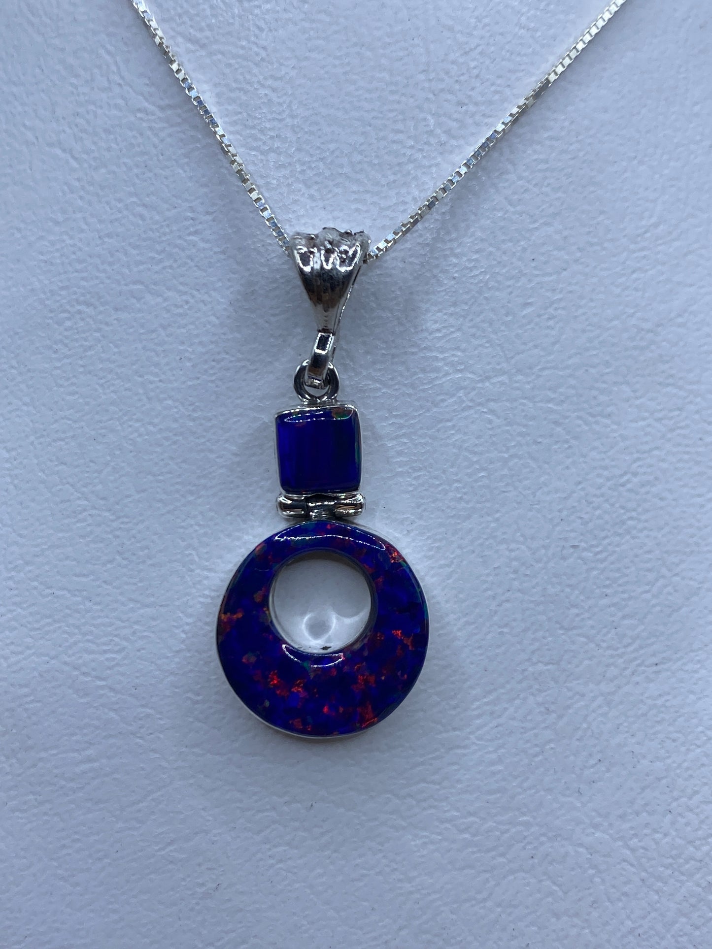 Dije de plata con ópalo de fuego azul engastado, largo 4.1 cm, colgando de cadena delgada