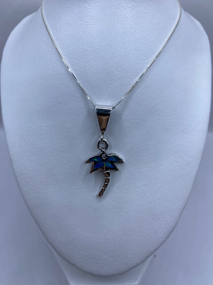 Detalle del ópalo de fuego azul incrustado en la corona de la palmera