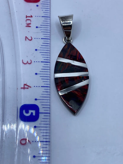 Reverso del dije en plata .950 mostrando el Quinto grabado y acabado pulido