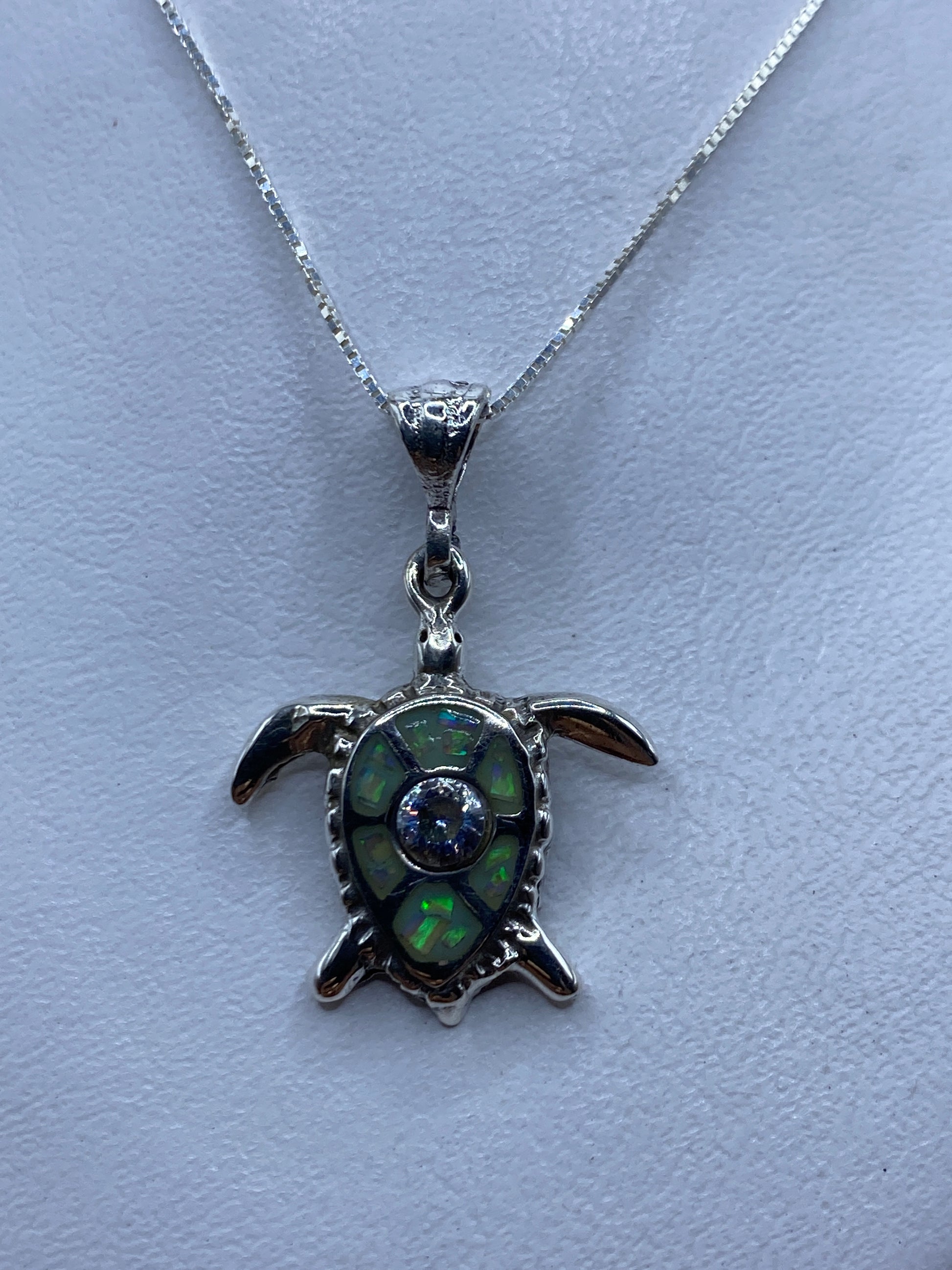 Dije de tortuga marina en plata .925 con ópalo de fuego multicolor colgando de cadena
