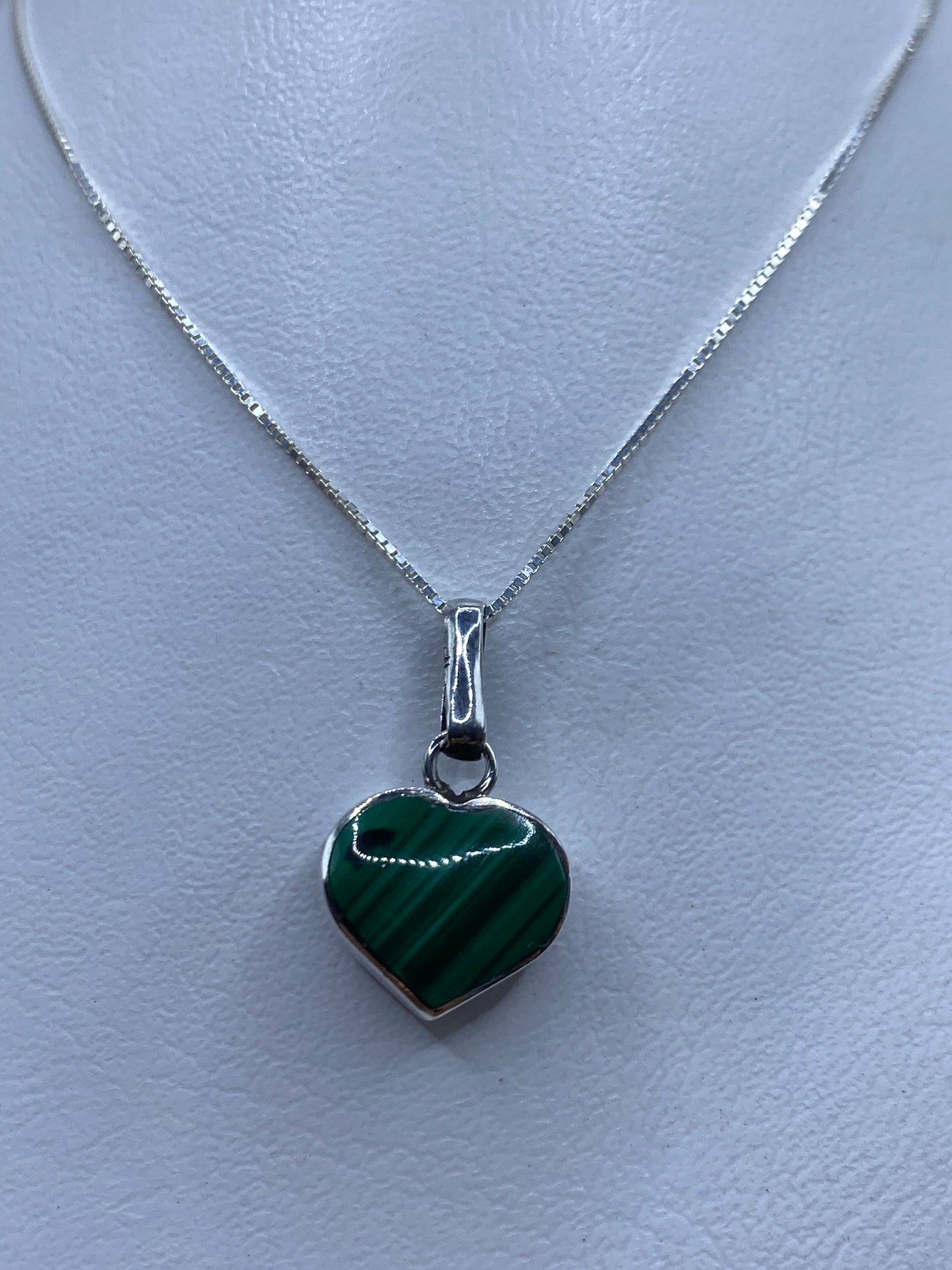 Dije de plata con corazón de malaquita verde engastado a mano
