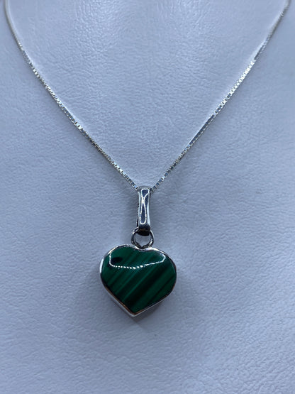 Dije de plata con corazón de malaquita verde engastado a mano