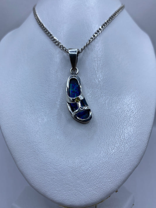Detalle del ópalo de fuego azul engastado a mano en la plata .950