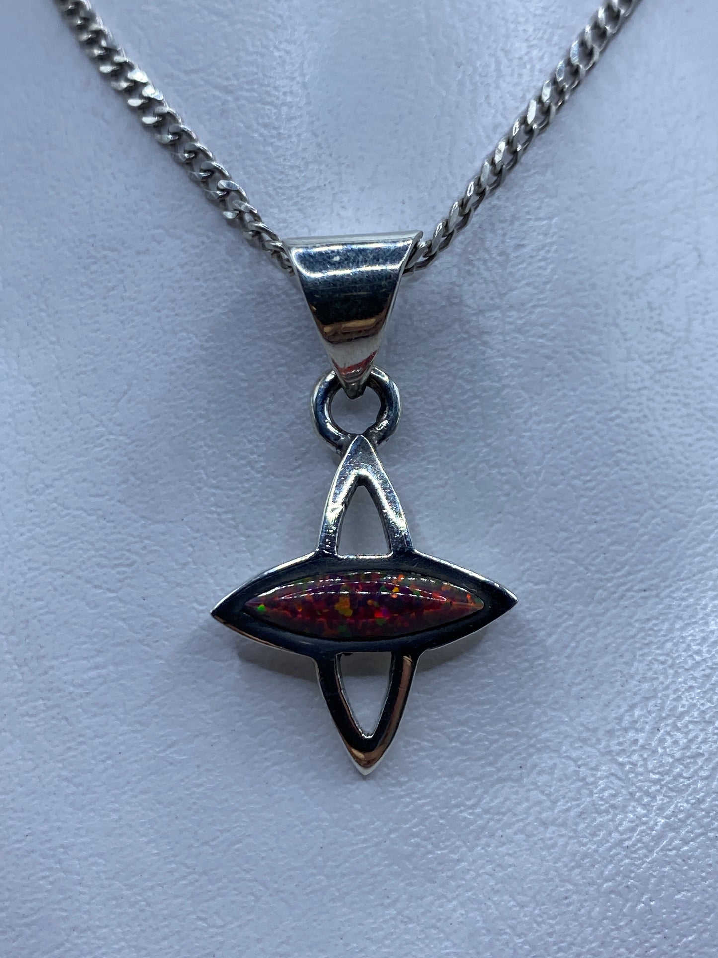 Dije de plata .950 con ópalo de fuego rojo-naranja en forma geométrica de Taxco