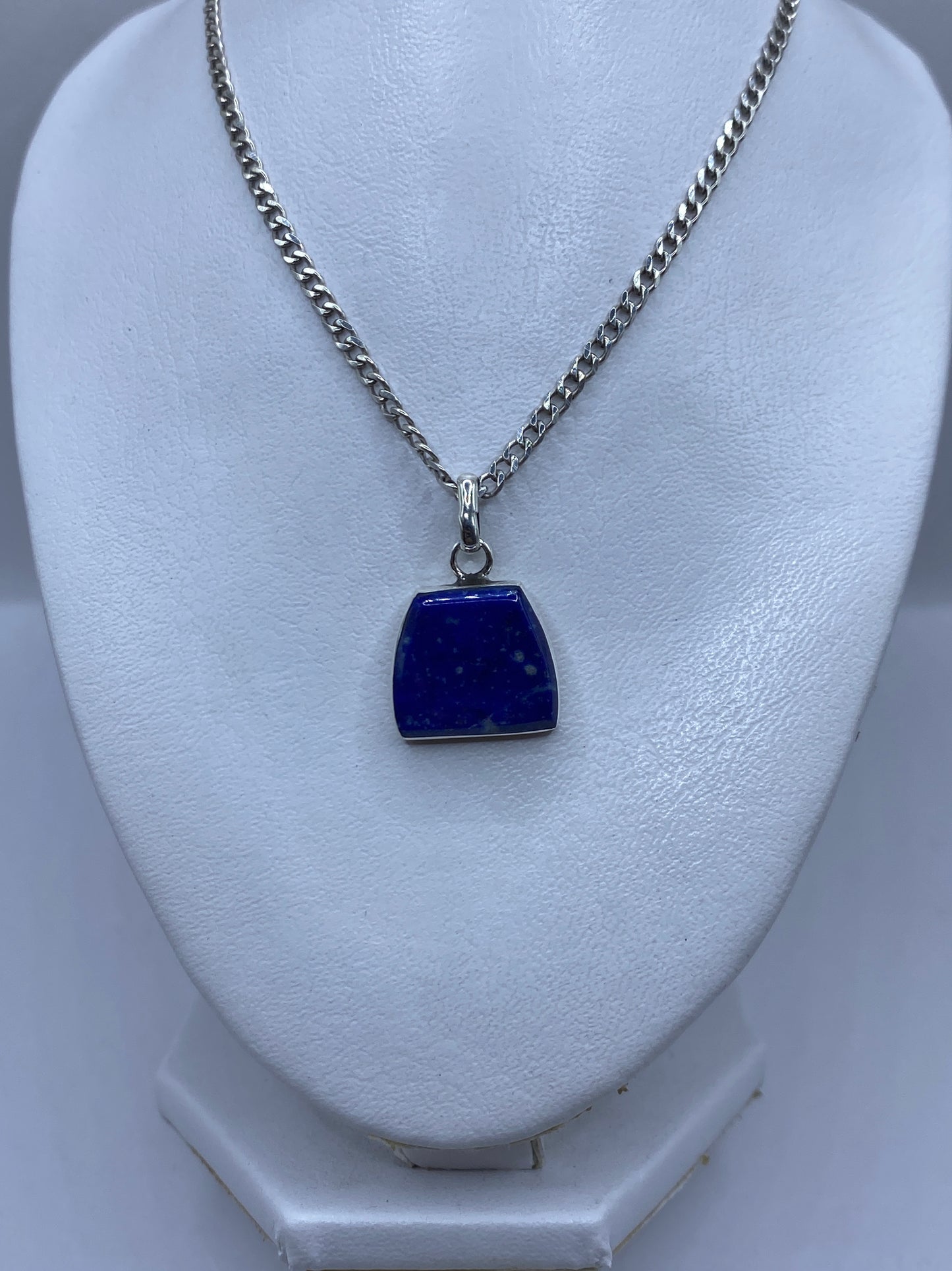 Detalle del engaste a mano de la piedra azul en plata pura