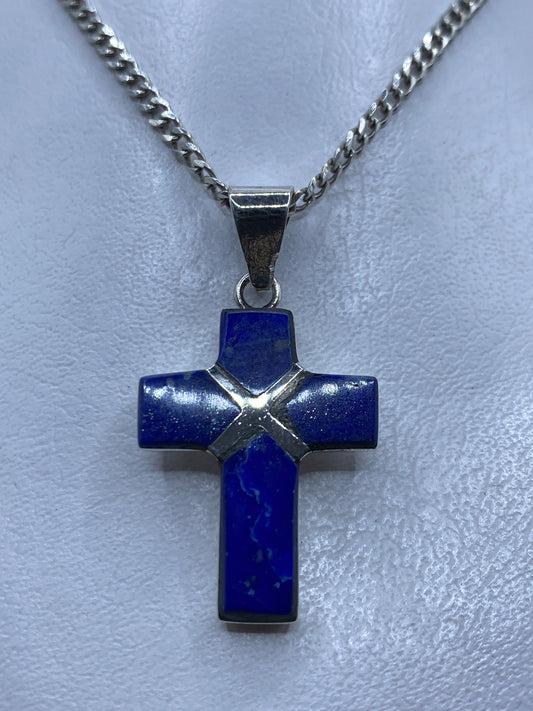 Dije cruz en plata .950 con lapislázuli azul profundo sobre cadena de eslabones