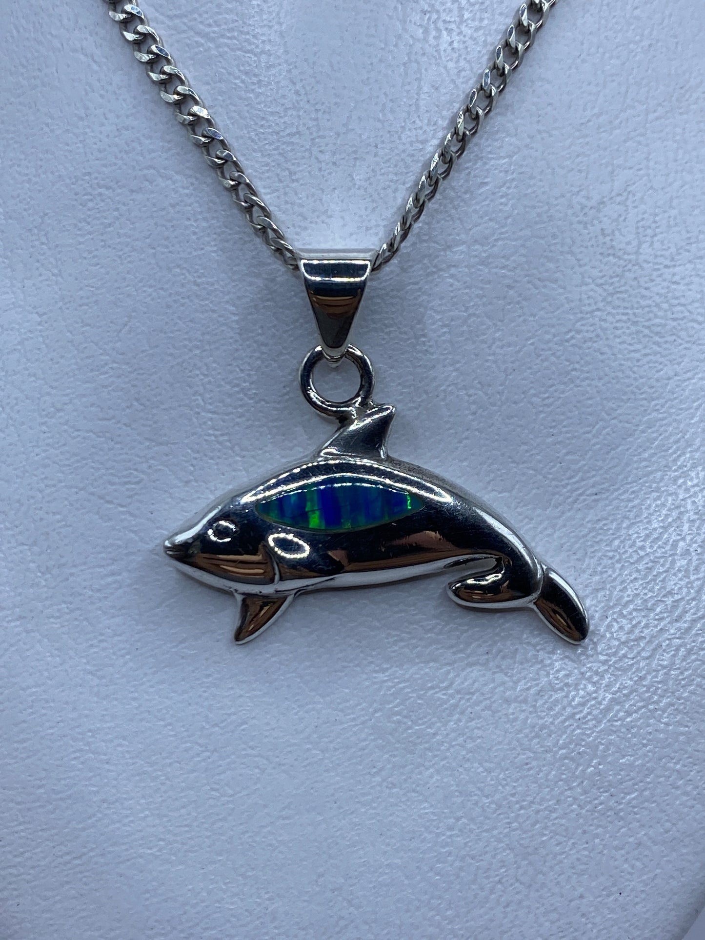 Dije de orca en plata .925 con ópalo de fuego azul colgando de una cadena de plata