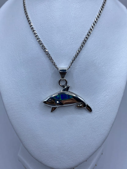 Detalle del ópalo de fuego azul iridiscente en el dije de orca