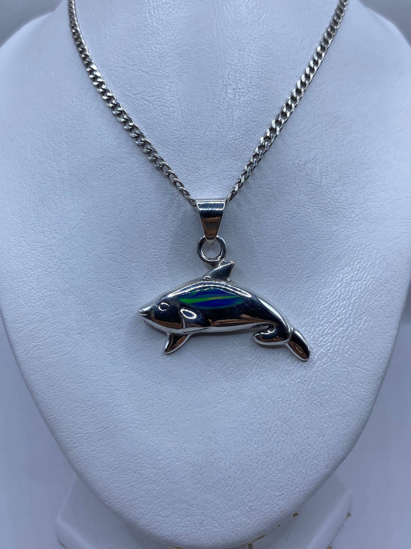 Ballena de plata .925 Taxco con incrustación de piedra azul brillante