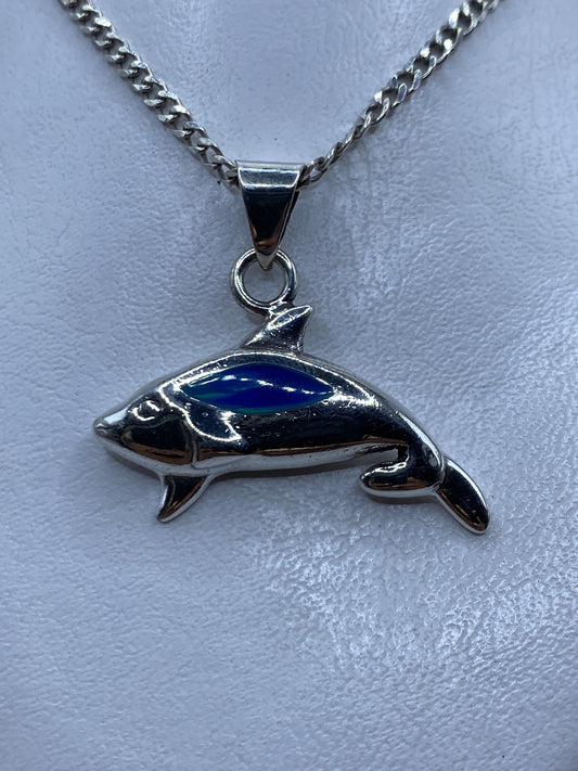 Dije tiburón de plata .925 con cuarzo azul engastado, vista frontal