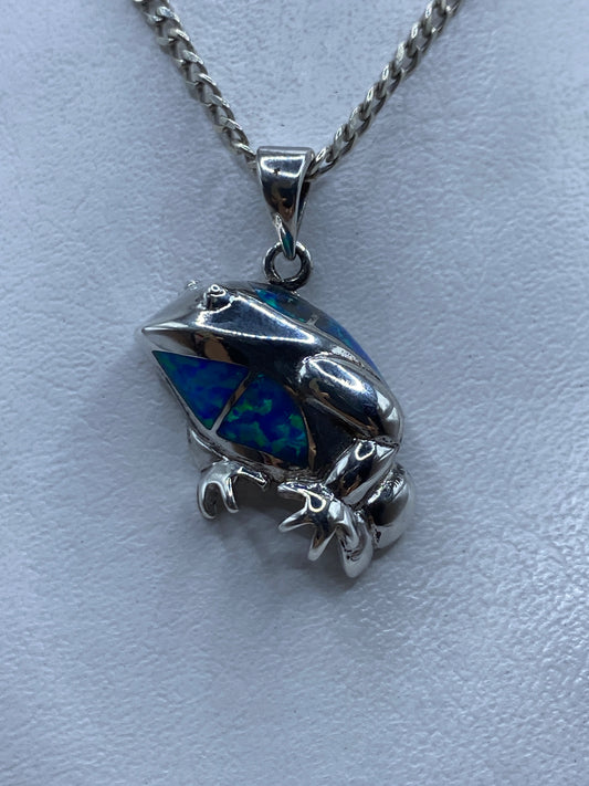 Dije de plata .925 con ópalo de fuego azul sobre cadena de plata cálida