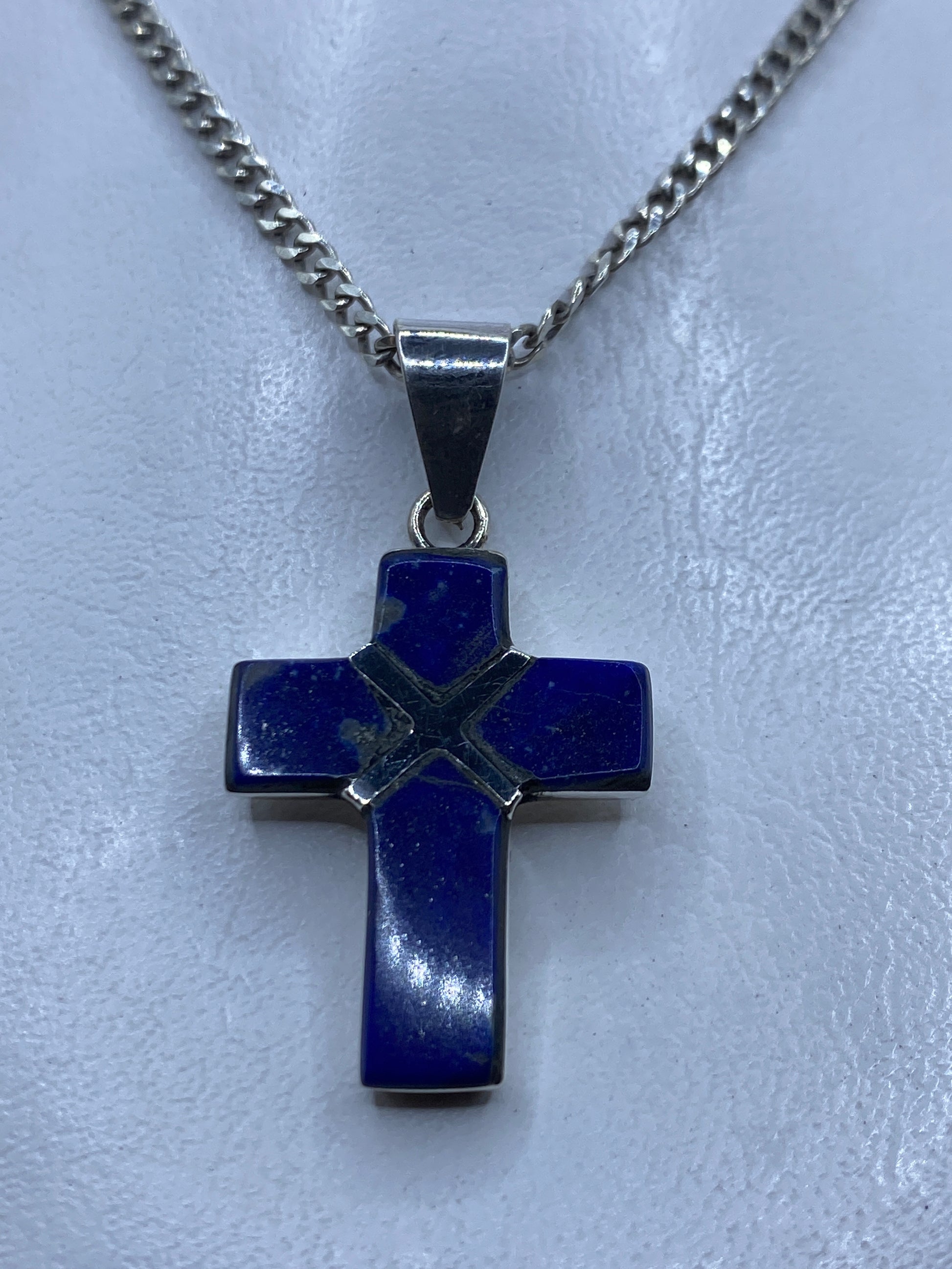 Dije cruz de plata .950 con lapis lazuli azul engastado a mano