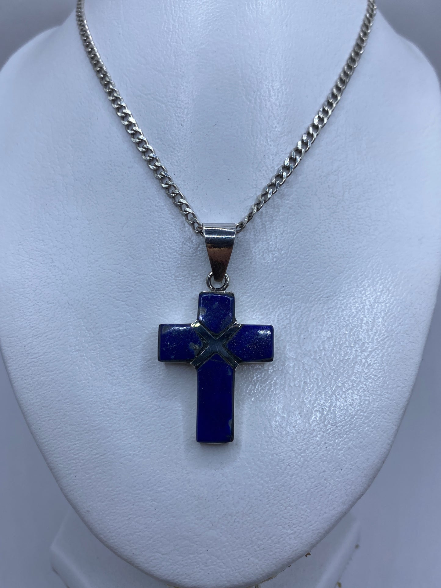 Dije cruz de 4.5 cm sobre regla mostrando el tamaño real