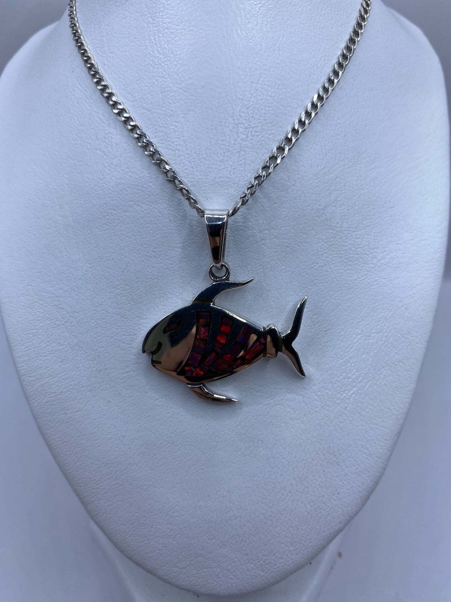 Dije pez sobre regla, midiendo 4.4 cm de largo