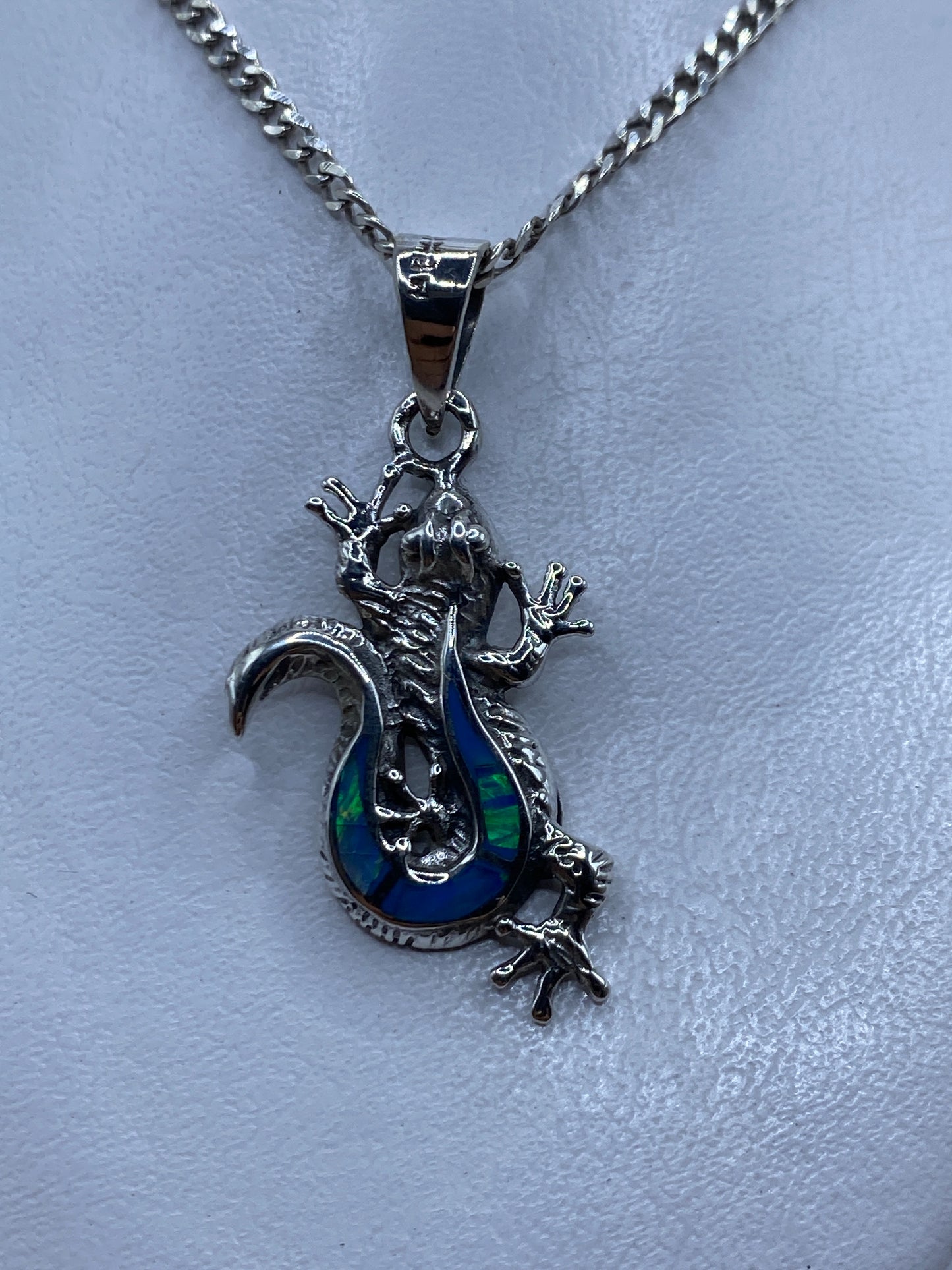 Dije dragón prehispánico en plata .950 con Ópalo de Fuego azul cielo, colgado de cadena curb