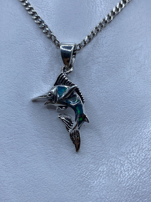 Dije pez vela en plata .925 con ópalo de fuego azul sobre fondo gris
