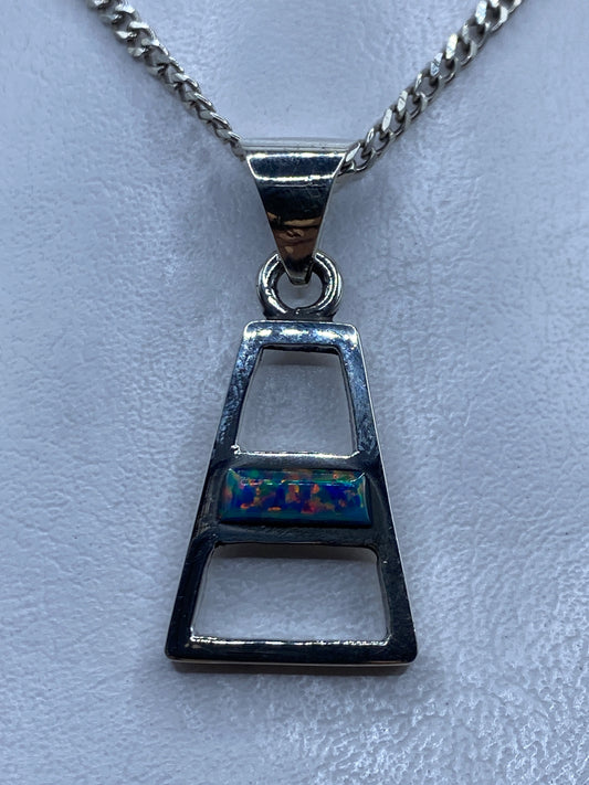 Dije de plata trapezoideal con Ópalo de Fuego azul engastado, colgando de cadena de plata