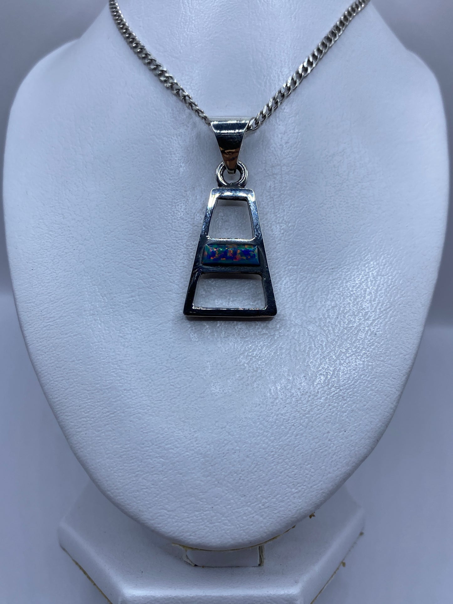 Detalle del Ópalo de Fuego azul engastado a mano en la plata .950