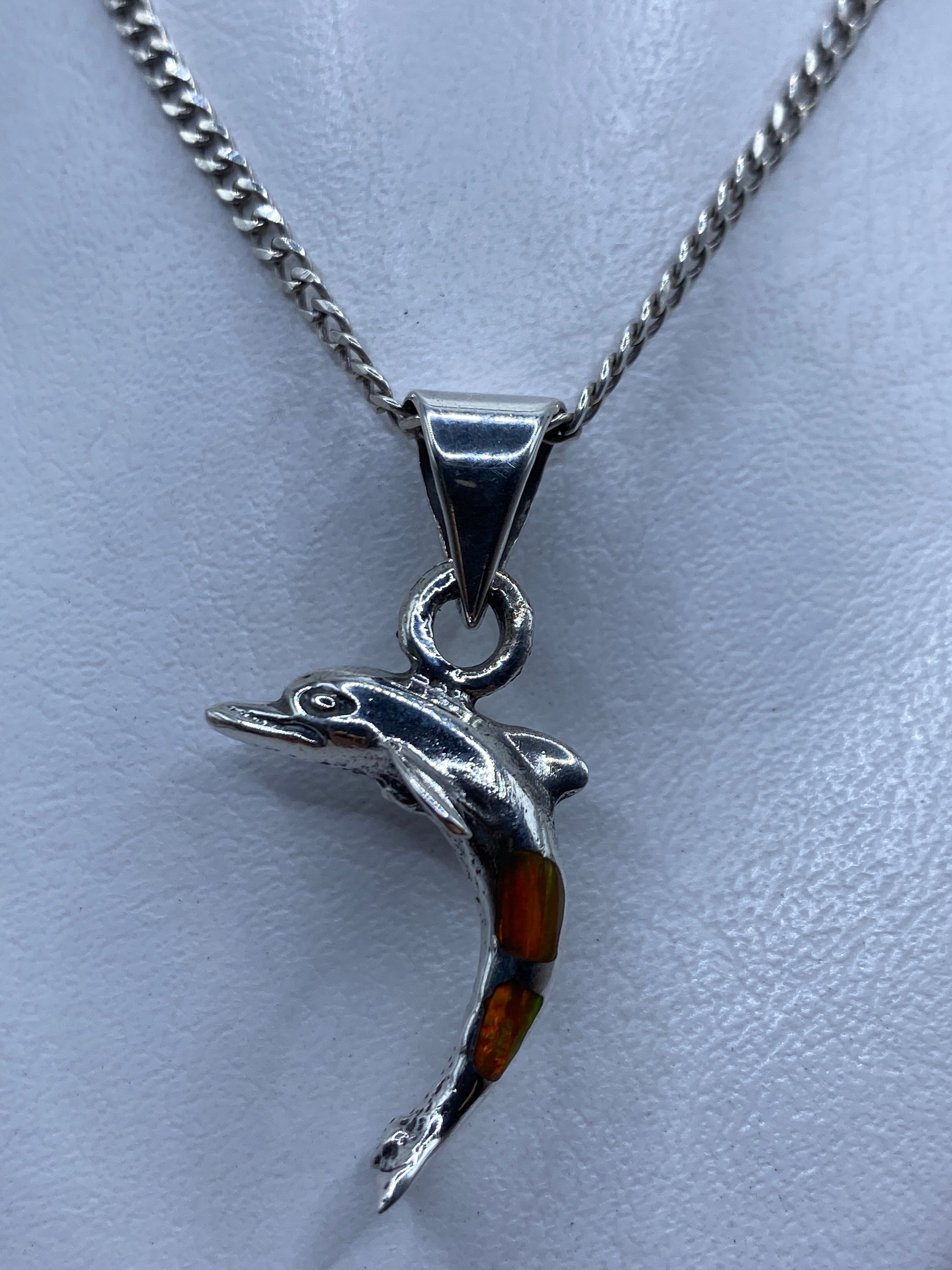 Dije de plata en forma de delfín saltando con Ópalo de Fuego naranja incrustado