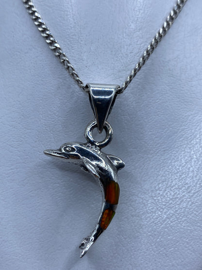 Dije de plata en forma de delfín saltando con Ópalo de Fuego naranja incrustado