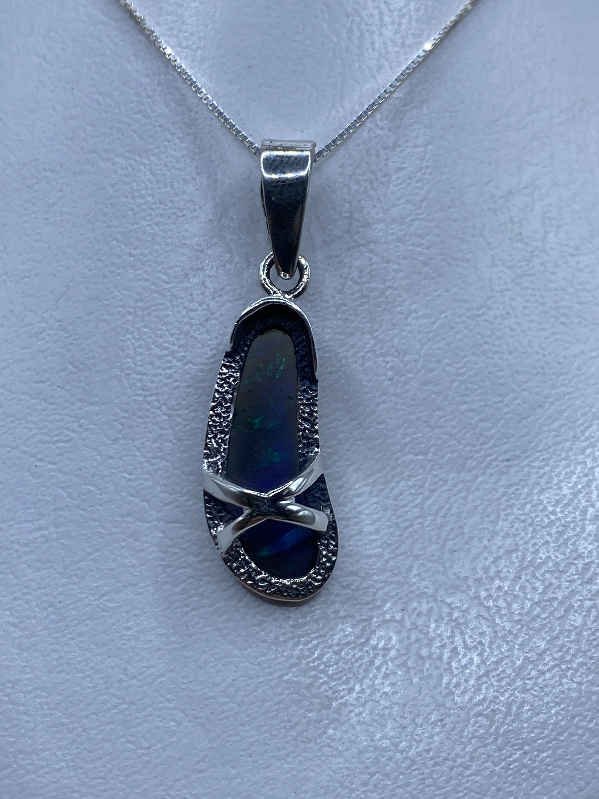 Dije de plata .950 con ópalo de fuego azul, 4.3 cm de largo, engastado a mano