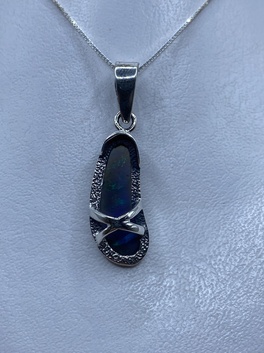 Dije de plata .950 con ópalo de fuego azul, 4.3 cm de largo, engastado a mano