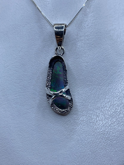 Dije de plata con ópalo de fuego azul cielo, colgante con destellos verdes y azules