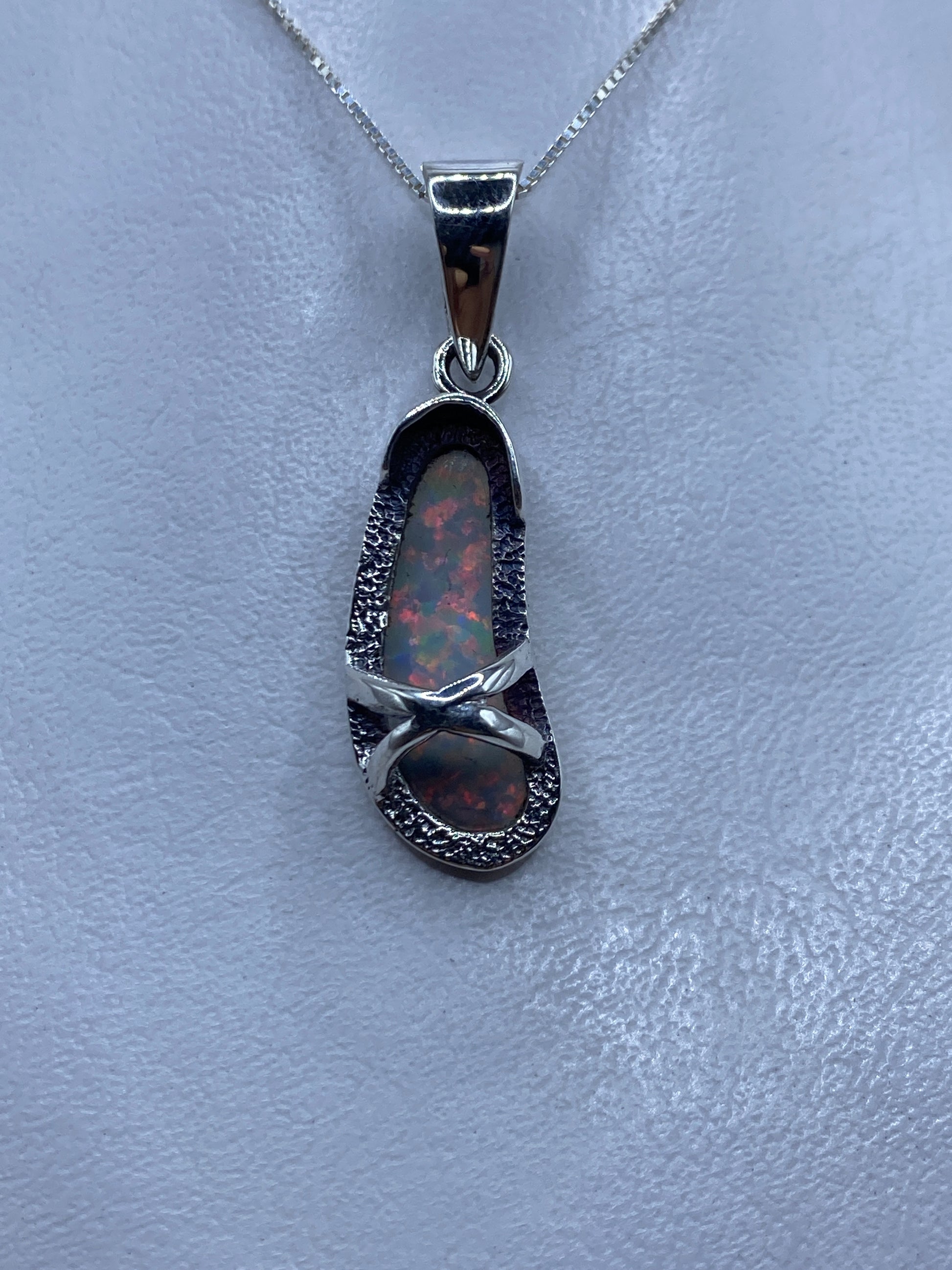 Dije de plata .925 con Ópalo de Fuego multicolor, largo 4.3 cm, colgando de cadena fina