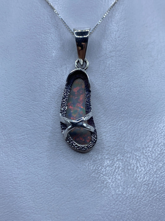 Dije de plata .925 con Ópalo de Fuego multicolor, largo 4.3 cm, colgando de cadena fina