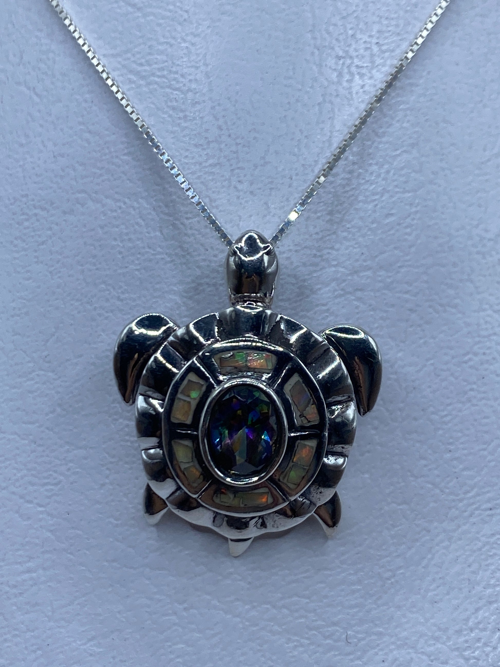 Dije tortuga en plata .950 con ópalo de fuego multicolor engastado a mano