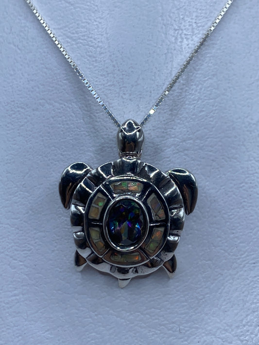 Dije tortuga en plata .950 con ópalo de fuego multicolor engastado a mano