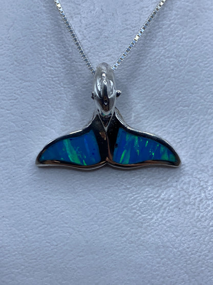 Dije ballena de plata con ópalo de fuego azul cielo, colgado en collar de cadena fina
