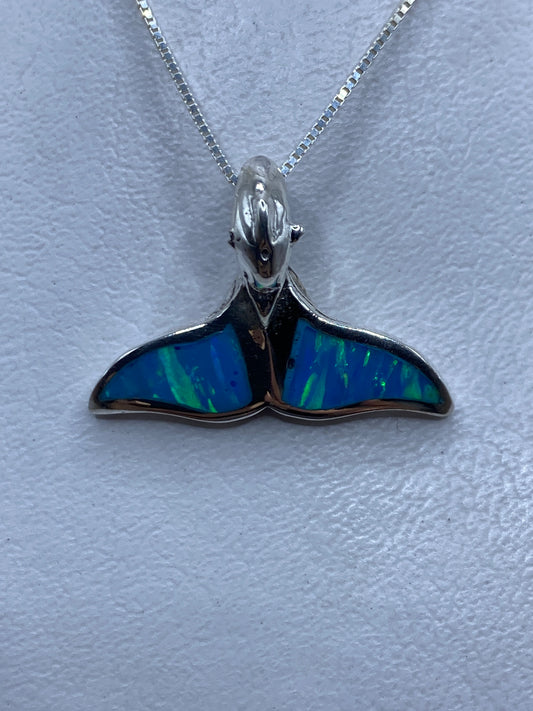 Dije ballena de plata con ópalo de fuego azul cielo, colgado en collar de cadena fina