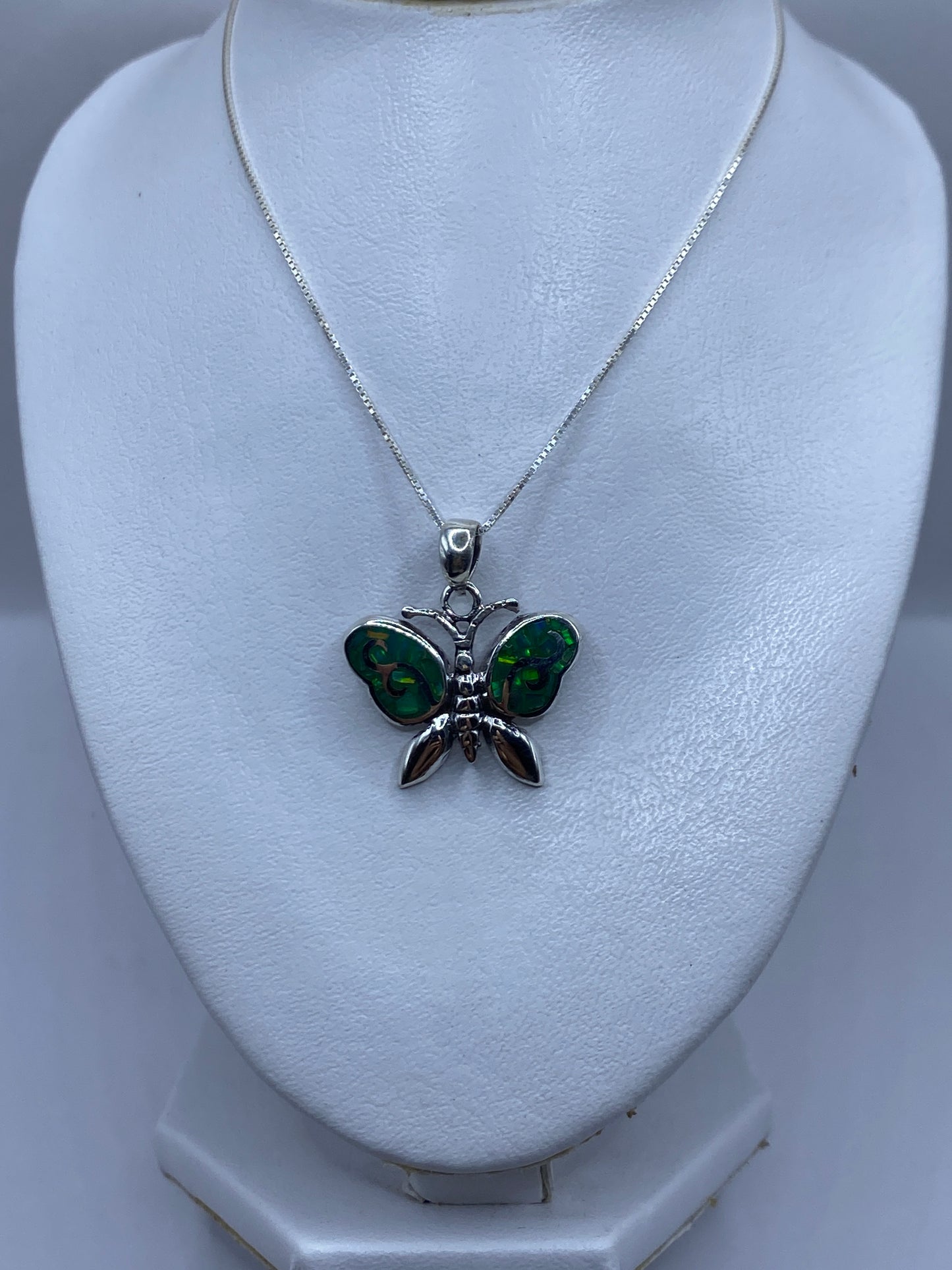 Dije de 3.6 cm de largo en forma de mariposa con Ópalo de Fuego