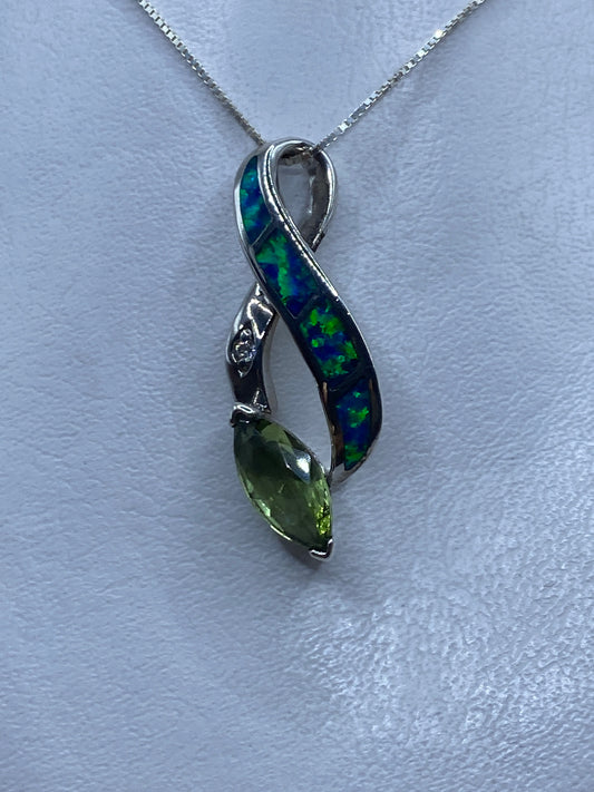 Dije de plata con ópalo de fuego azul multicolor colgado en cadena de plata brillante