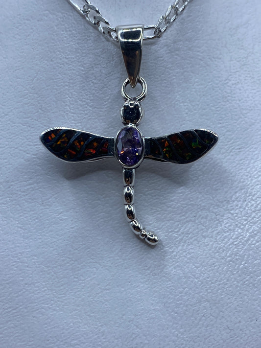 Dije libélula de plata .950 con ópalo de fuego multicolor en plano frontal