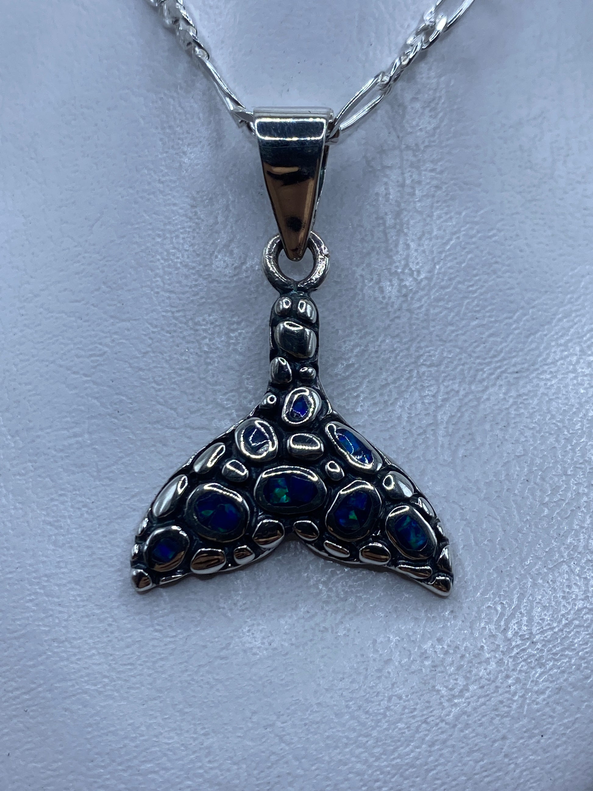 Dije de plata cola de sirena con opalo de fuego azul engastado, colgando de cadena figaro