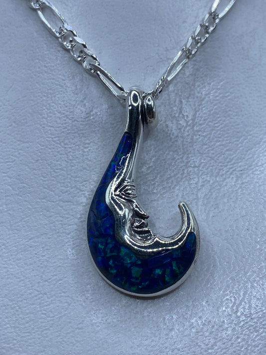 Dije de plata con Ópalo de Fuego azul colgando de una cadena Figaro