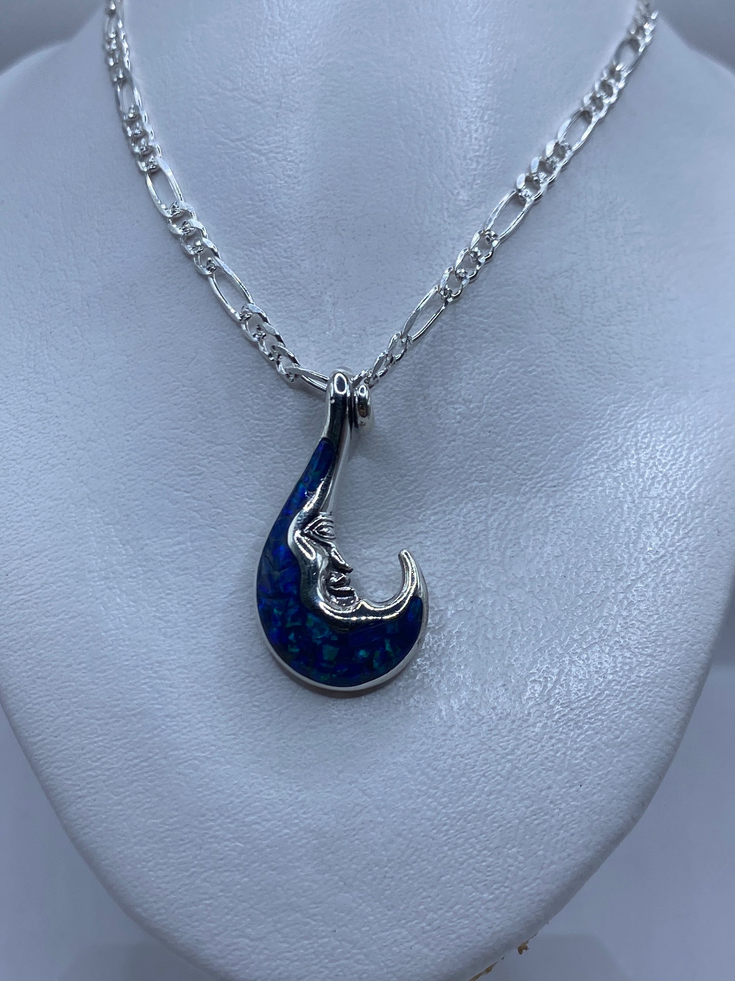Detalle de la incrustación de piedra a mano y el acabado de plata pulida