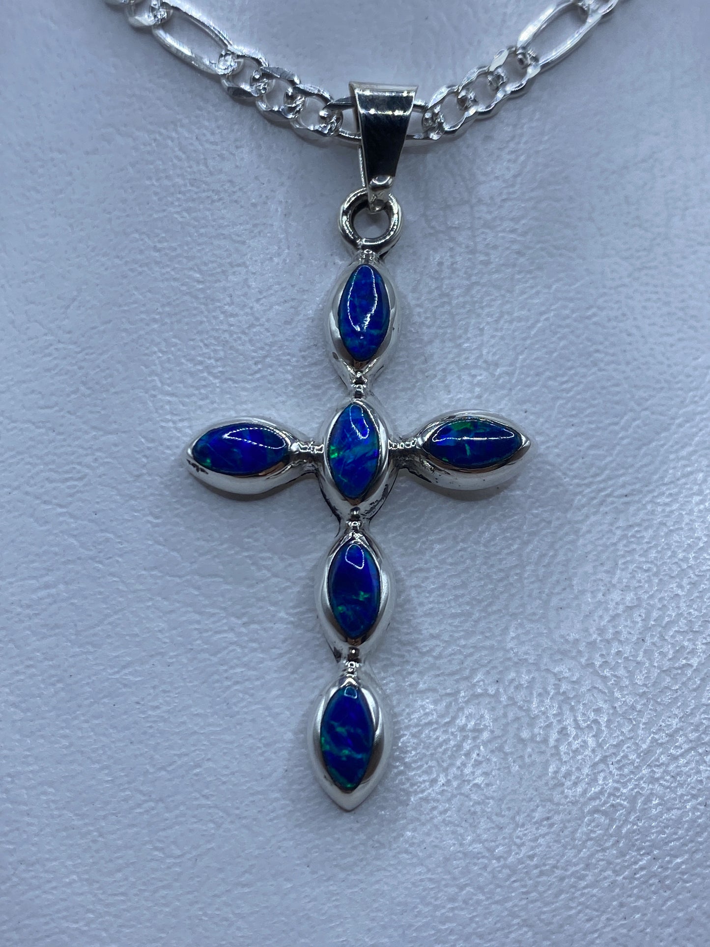 Dije cruz de plata .950 con ópalo de fuego azul engastado — vista frontal