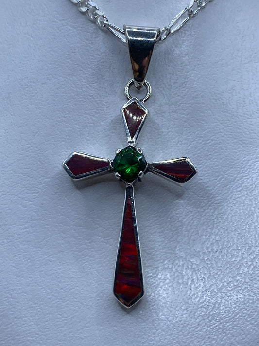 Dije cruz de plata .950 con Ópalo de Fuego multicolor, colgando de cadena figaro sobre pecho