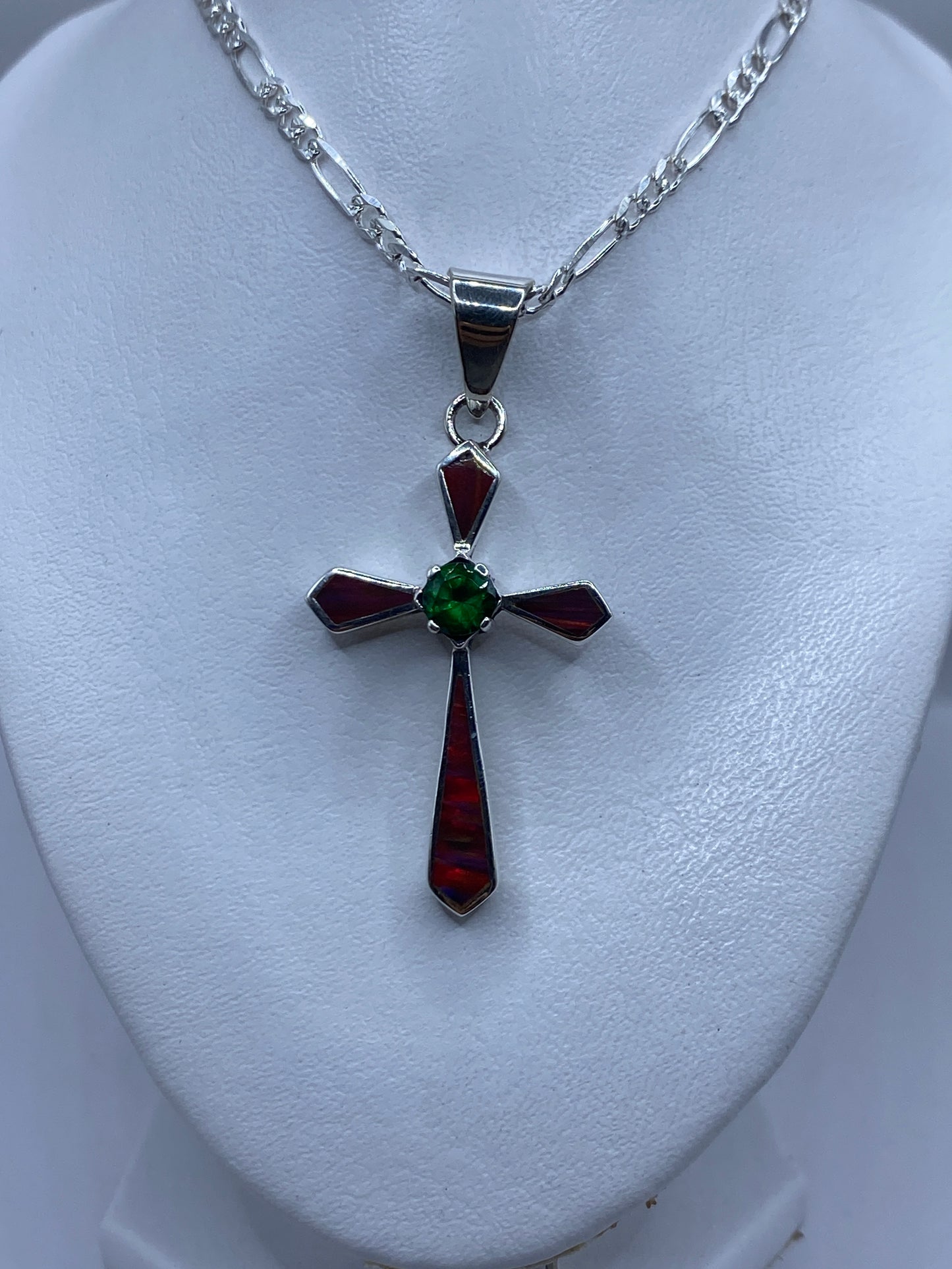 Dije cruz de plata vista desde el reverso con marca del Quinto 950