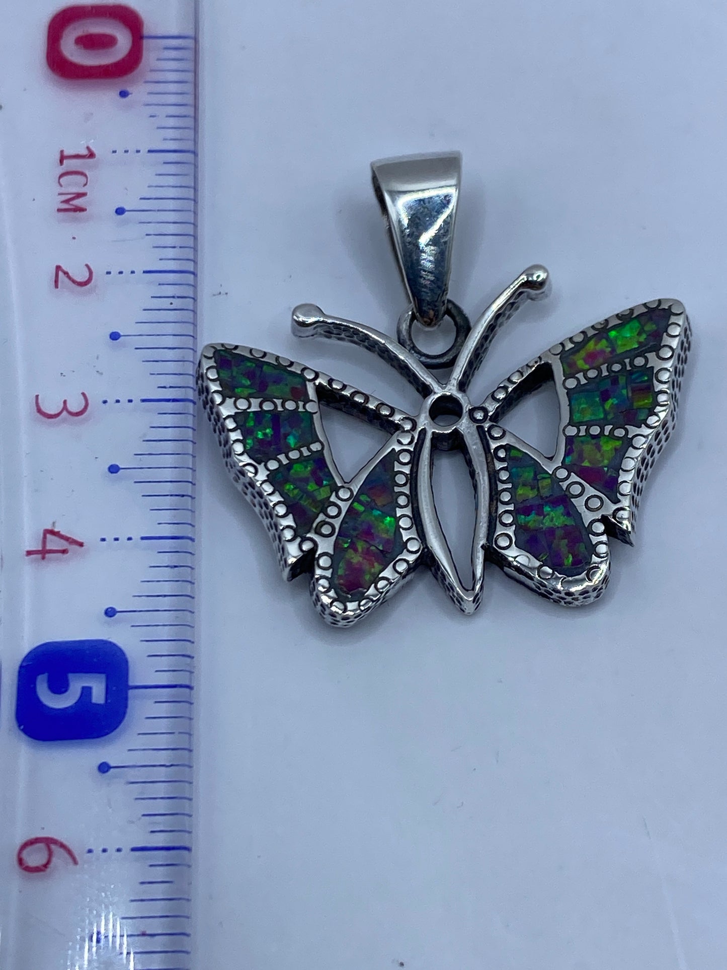 Mariposa de plata .950 con ópalo de fuego, comparación de tamaño con regla (4.2 cm)