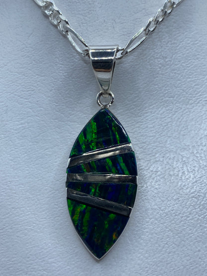 Dije de plata .950 con Ópalo de Fuego verde veteado, forma de hoja, colgado de una cadena plateada figaro