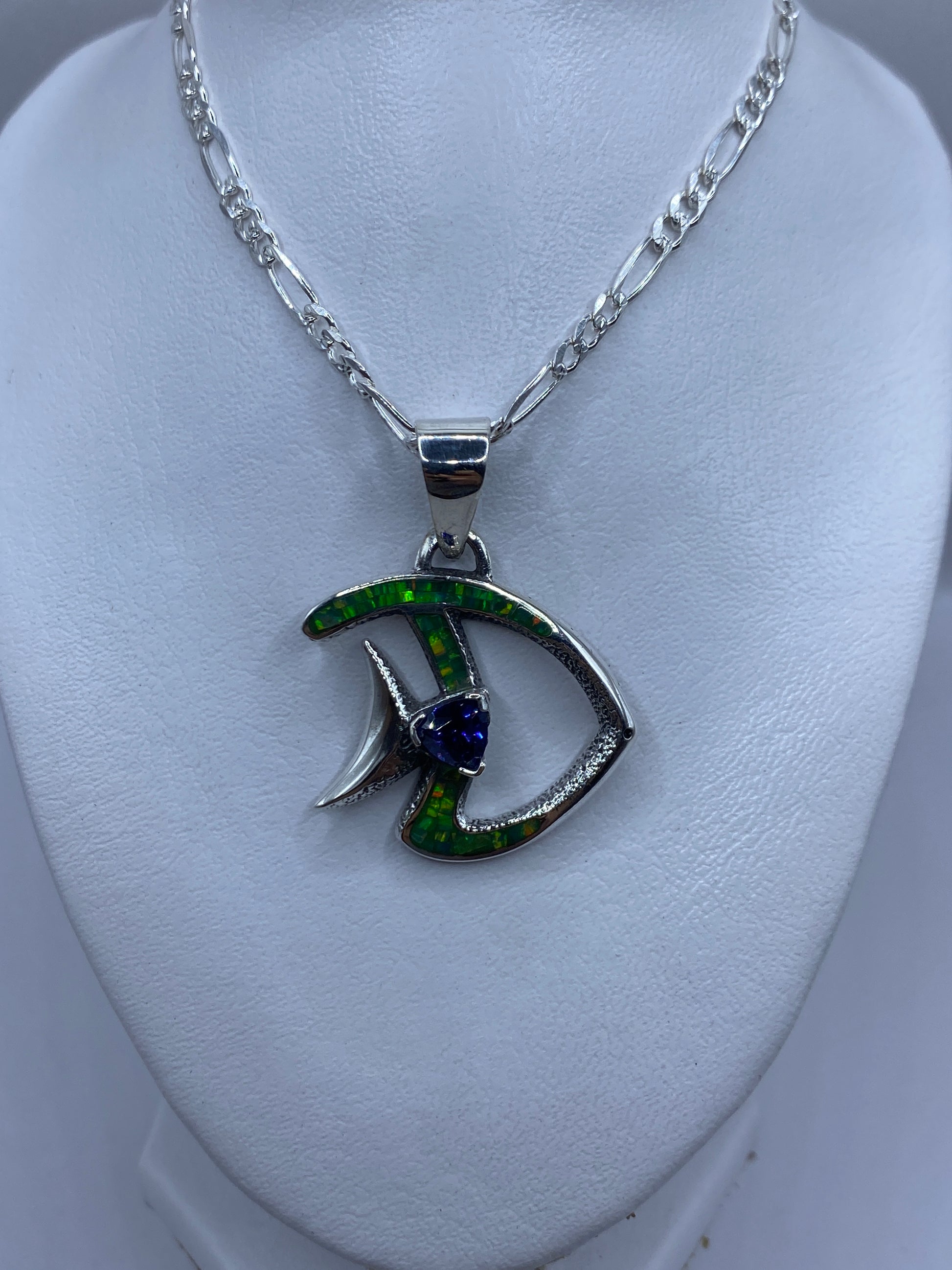 Detalle de la serpiente y el granulado de plata en el cuerpo