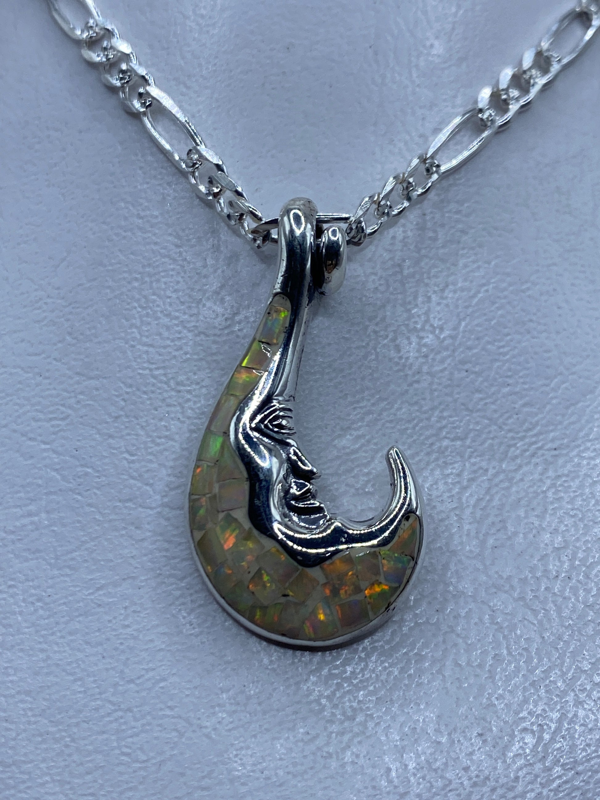 Dije de plata con ópalo de fuego multicolor en forma de gota con rostro artesanal